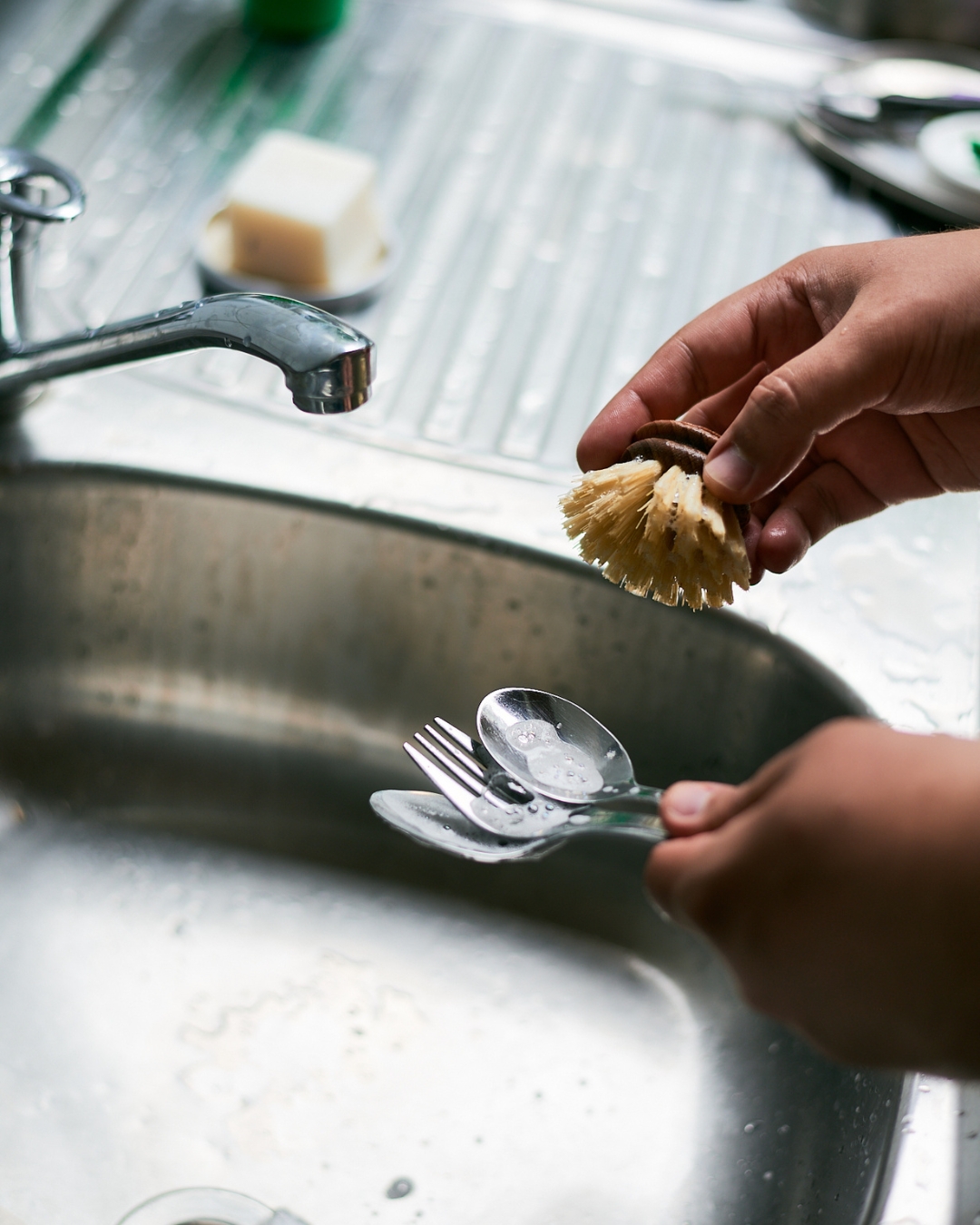 Per lavare i piatti è meglio usare una spazzola (e non la